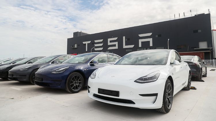 Tesla-Gigafactory in China: Fahrzeuge des Modells 3 sind fertig für die Auslieferung.