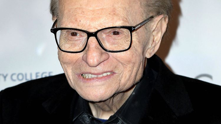 Mit 87 Jahren gehört Larry King zur Risikogruppe.. Zudem hat der Moderator mehrere Vorerkrankungen.