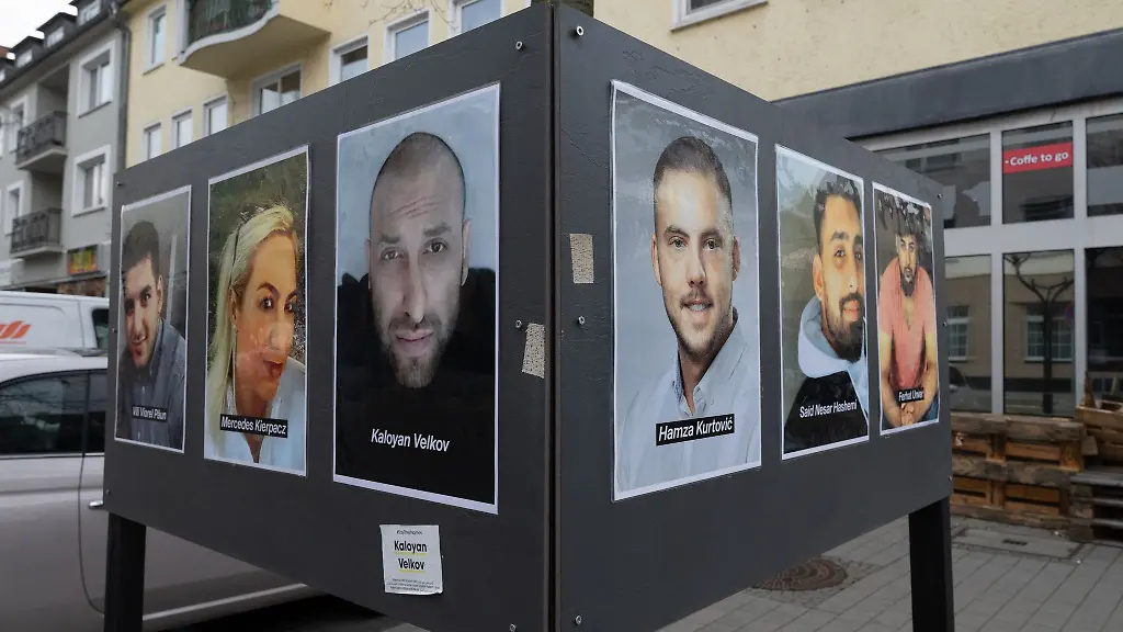 An-einem-der-beiden-Tatorte-wird-mit-Fotos-an-die-neun-Anschlagsopfer-vom-19-Februar-2020-erinnert