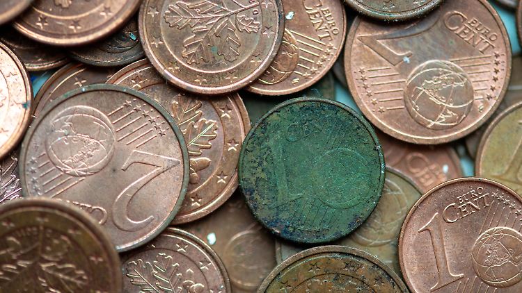 Grünspan setzen Münzen an, wenn sie lange nicht benutzt werden - 1- und 2-Cent-Stücke werden aber noch gebraucht, solange es Preise wie 0,99 oder 1,98 Euro gibt, heißt es bei der Bundesbank.