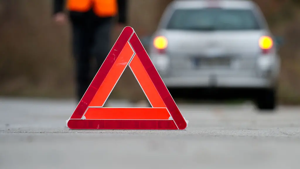 In-Deutschland-Pflicht-nach-Pannen-und-Unfaellen-Ein-Warndreieck-signalisiert-nachfolgenden-Autofahrern-dass-ein-Hindernis-kommt