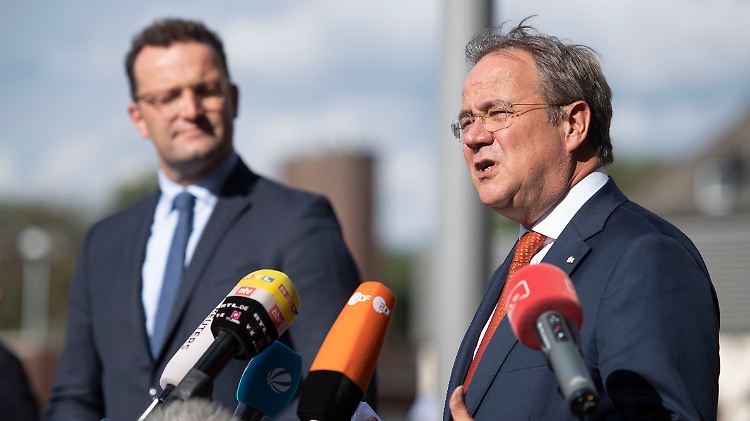 Laschet und Spahn nach dem Besuch eines Krankenhauses in NRW im vergangenen August.