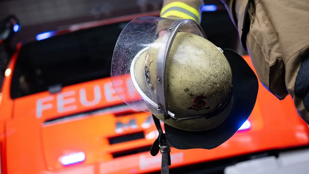 Im-Landkreis-Freising-steht-eine-Halle-in-Brand