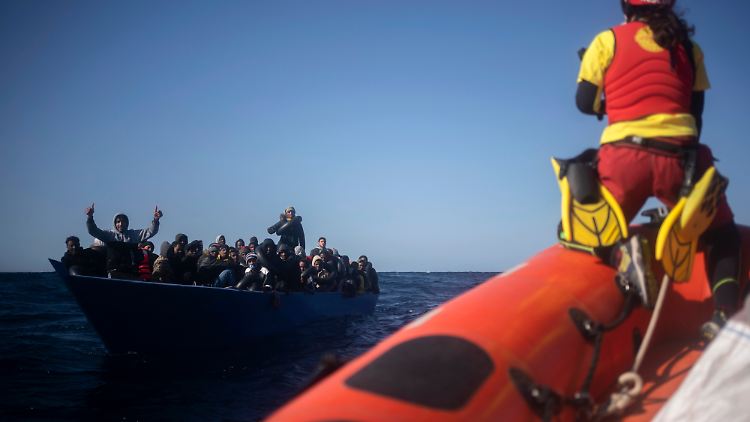 Die Migranten waren in Holzbooten unterwegs auf dem Mittelmeer.