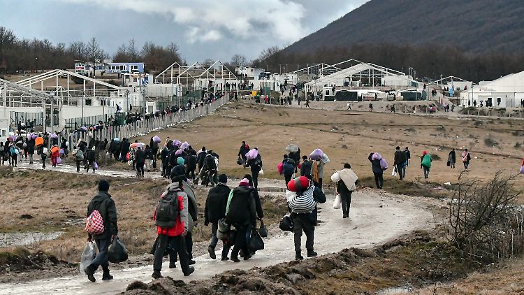 Das Lager Lipa ist offiziell geschlossen worden. Doch Hunderte Migranten können nirgendwo anders hin. 