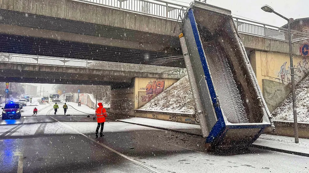 Ein-Lastwagenunfall-an-einer-Bahnbruecke-in-Leipzig-hat-zu-Behinderungen-im-Zugverkehr-nach-Chemnitz-gesorgt