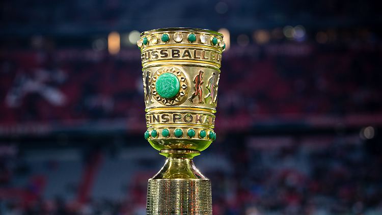Der Sieger darf am Ende diesen Pokal in die Höhe recken.