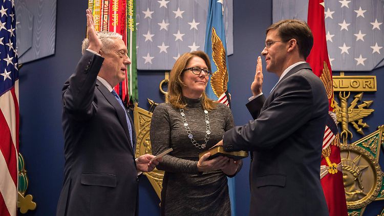 Der Eid wird nicht auf ein Individuum, sondern auf die Verfassung geschworen, heißt es in dem Brief, den auch Trumps frühere Verteidigungsminister James Mattis (l.) und Mark Esper (r.) unterzeichneten. Dieses Bild entstand 2018, als Mattis seinen späteren Nachfolger als Staatssekretär vereidigte.