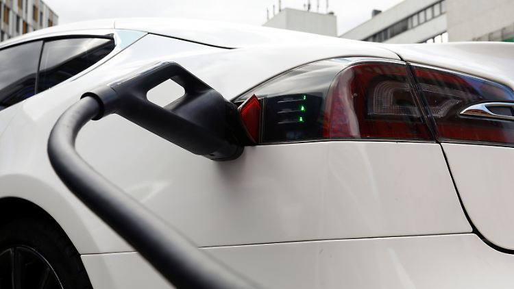 Tesla lieferte 2020 knapp 500.000 Autos aus.