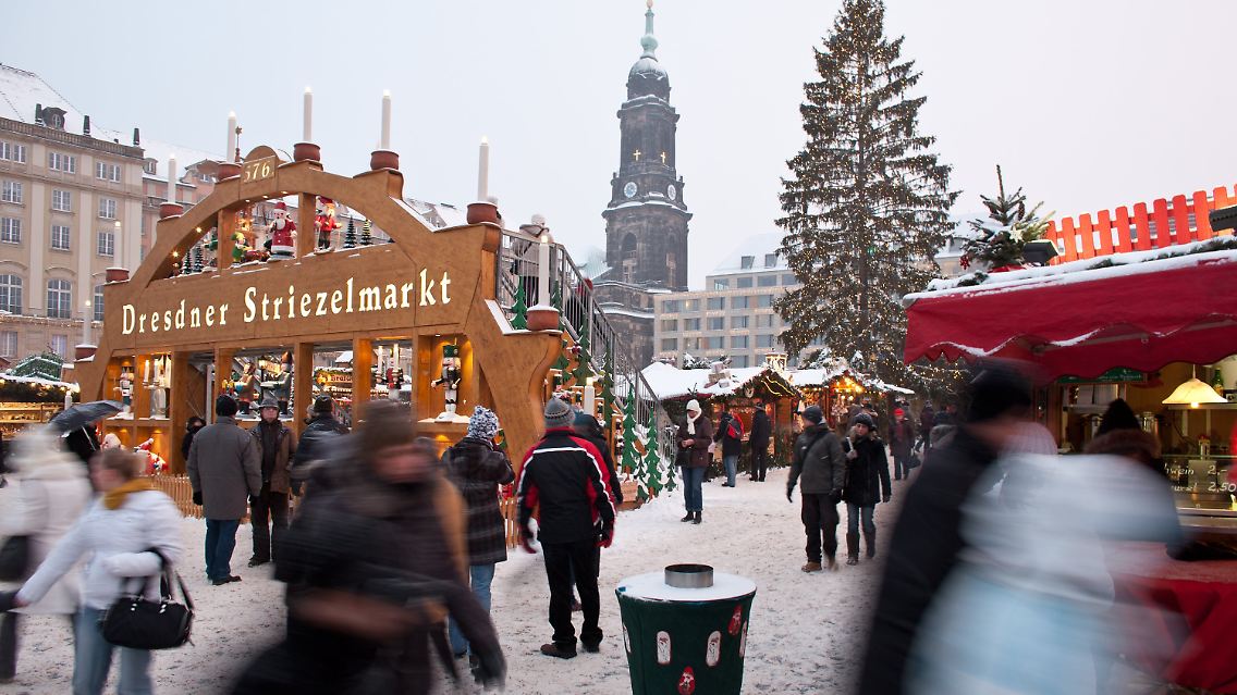 Der Striezelmarkt geht als einer der schneereichsten in seiner Geschichte ein.