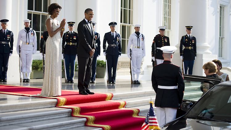 Herzlich und zugleich hochherrschaftlich: Auf dem roten Teppich wartet das Ehepaar Obama auf Angela Merkel und Ehemann Joachim Sauer.