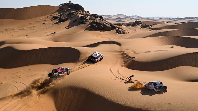 Bei der Rallye Dakar kämpfen viele Fahrer mit platten Reifen und der extremen Hitze.