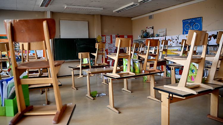 Die Schulen bleiben vorerst geschlossen. Wenn eine Öffnung möglich ist, sollen zuerst die unteren Jahrgänge wieder zur Schule gehen können.