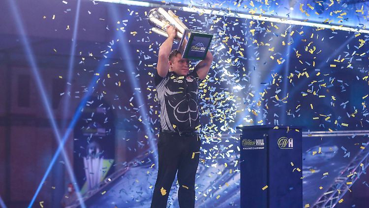 Viel Konfetti, aber keine Fans: Gerwyn Price bejubelt den WM-Titel vor leeren Rängen.