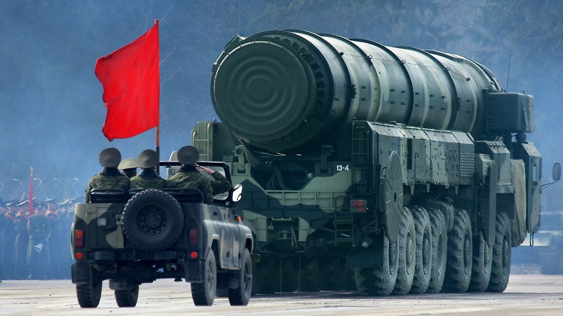 Eine mobile Startrampe für die atomwaffenfähige Interkontinentalrakete Topol-M wird bei einer Militärparade in Alabino präsentiert (Bild vom 24.04.2009).