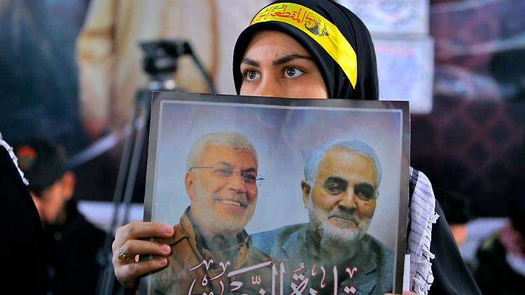 Bild des irakischen Milizen-Anführers Abu Mahdi al-Muhandis und des iranischen Top-Generals Ghassem Soleimani (v.l.), die durch die US-Armee bei dem Raketenangriff getötet wurden: Am 3. Januar 2021 wurde bei einem Massenprotest Vergeltung für die Tat gefordert.