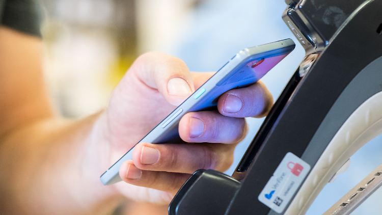 Das Bezahlen per Smartphone nimmt zu.