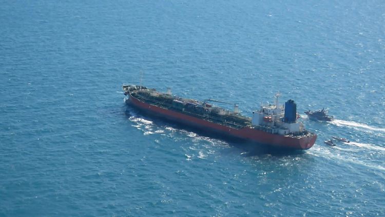 Schiffe der iranischen Revolutionsgarden eskortieren den Tanker am Montag in den Hafen von Bandar Abbas.