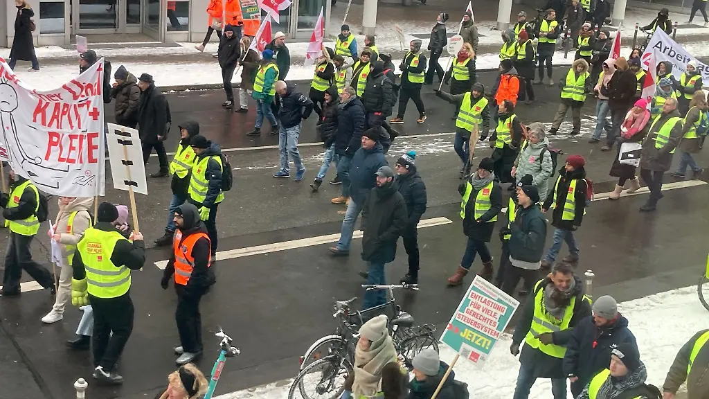In-leuchtenden-Warnwesten-waren-viele-Menschen-im-Warnstreik-in-der-Berliner-Innenstadt-unterwegs