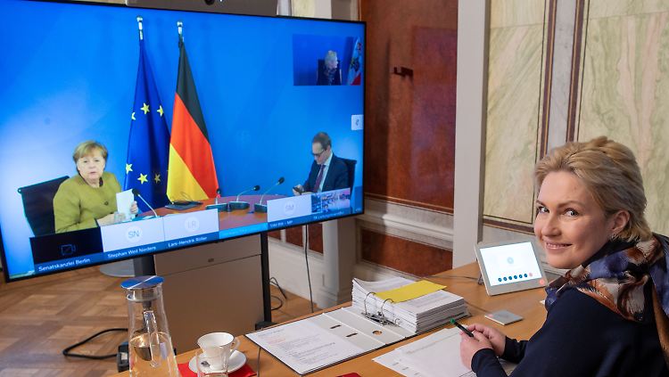 Manuela Schwesig, Angela Merkel und Berlins Regierender Bürgermeister Michael Müller in der MPK-Schalte am heutigen Dienstag.