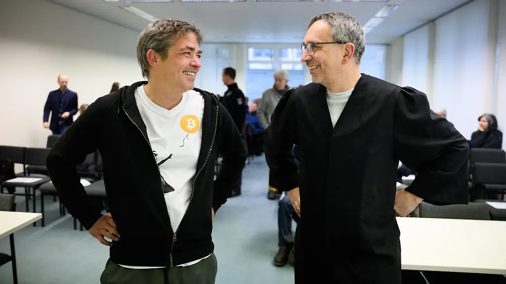 Querdenken-Organisator-Michael-Ballweg-l-steht-mit-seinem-Rechtsanwalt-Ralf-Ludwig-als-Klaeger-vor-Gericht