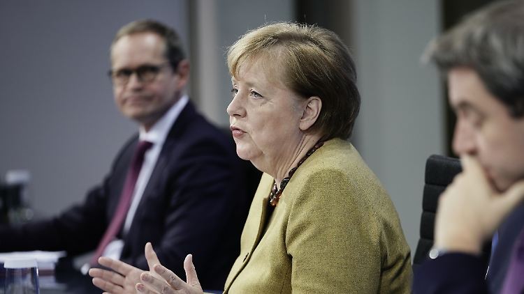 Muss derzeit viele Fragen beantworten: Die Bundeskanzlerin zwischen Berlins Regierenden Bürgermeister Michael Müller (l.) und Bayerns Ministerpräsident Markus Söder.