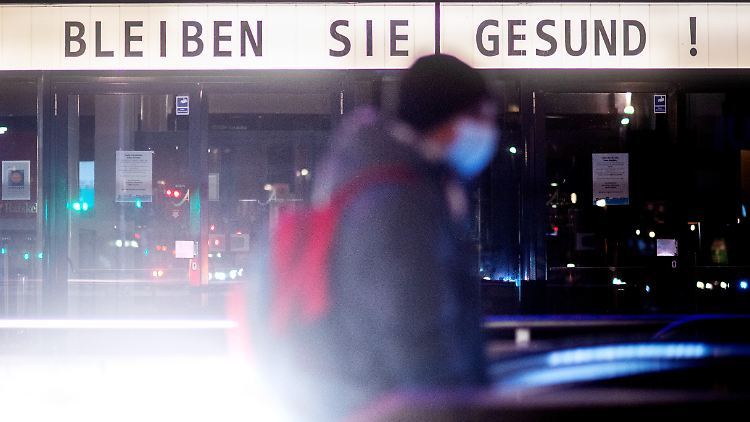 Ab einer 7-Tage-Inzidenz von über 200 Neuinfektionen pro 100.000 Einwohnern sollen die Länder lokale Maßnahmen ergreifen, um den Bewegungsradius auf 15 Kilometer um den Wohnort zu begrenzen.