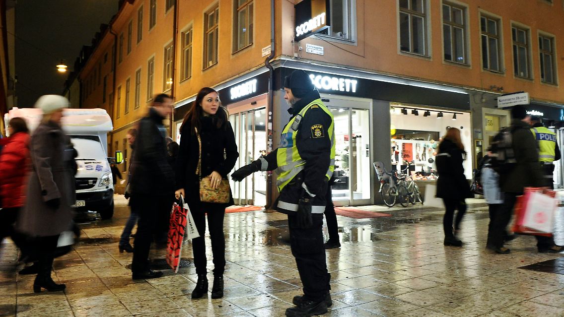 Tage nach dem gescheiterten Attentat ist die Stimmung in Stockholm noch immer angespannt. Hier informiert die Polizei Passanten über mögliche Gefahren.