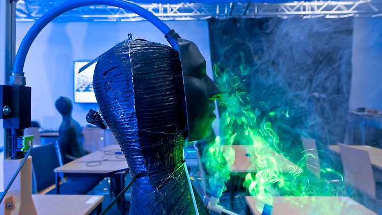 Das neue, vertikale Lüftungssystem wurde mit be­heiz­ten Dum­mies getestet - einer davon war mit einem Atem­si­mu­la­tor aus­ge­stat­tet.