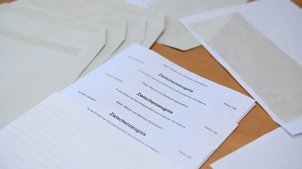 Fuer-manche-Anlass-zur-Freude-fuer-manche-Ausloeser-von-Angst-oder-Scham-Zeugnisse