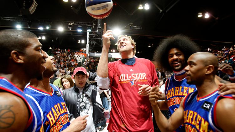 Auch Dirk Nowitzki durfte beim NBA-Allstar-Game 2009 mit den Harlem Globetrotters die Bühne teilen.