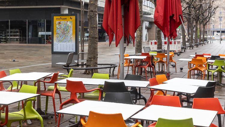 Lockdown Nummer zwei in Stuttgart: Die Flaniermeile Königstraße ist menschenleer. Straßencafes sind geschlossen.