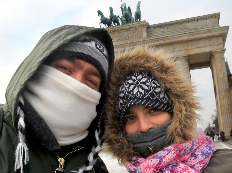 Auch im Winter anziehend: Touristen aus Argentinien vor dem Brandenburger Tor in Berlin.