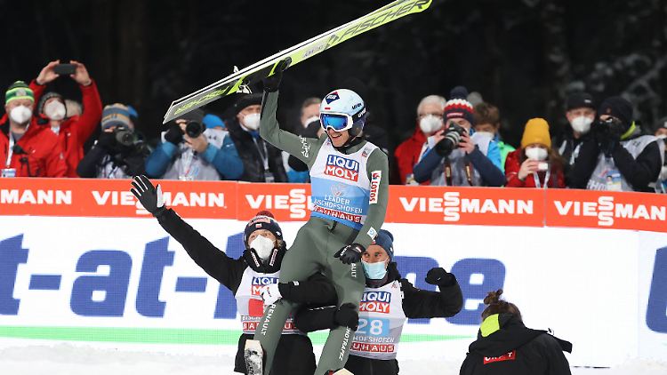 Zum dritten Mal gewinnt Kamil Stoch die Vierschanzentournee.