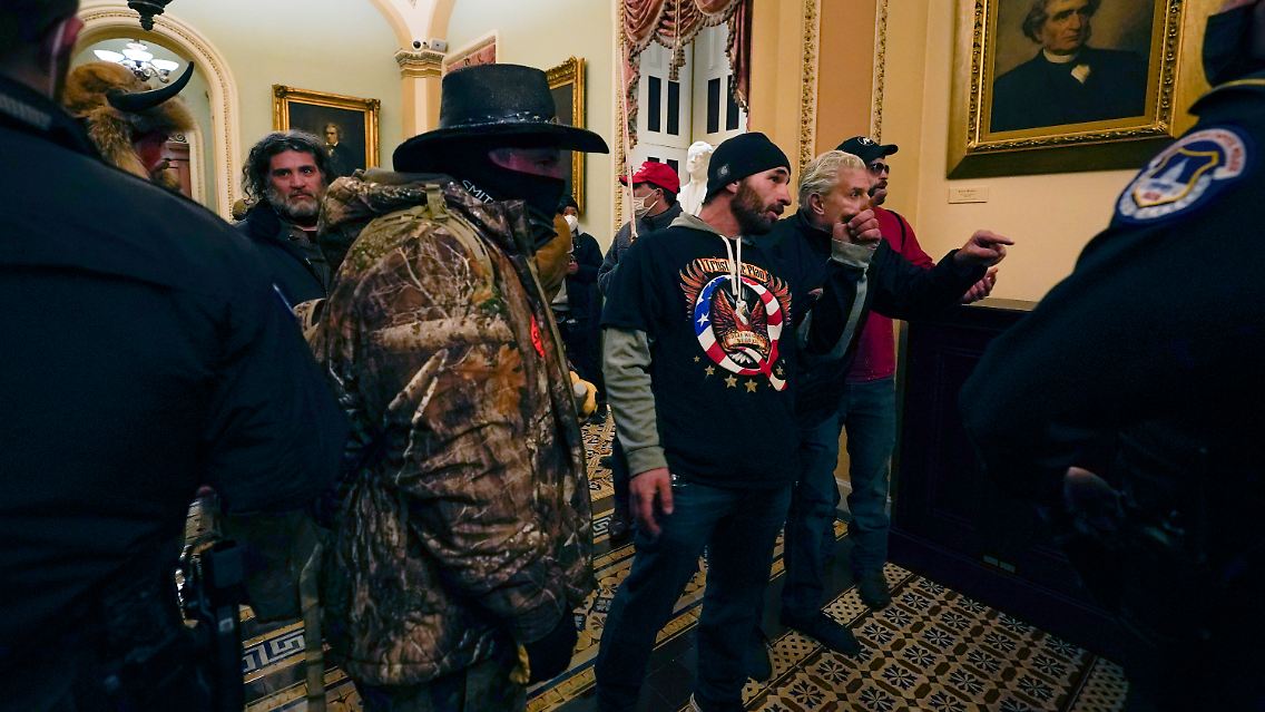 Nach dem Ansturm Hunderter Unterstützer von US-Präsident Donald Trump auf das Kapitol in Washington sind Menschen in das Parlamentsgebäude eingedrungen.