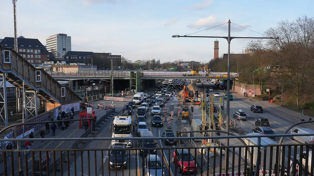 Die-Brueckenbauarbeiten-am-Berliner-Tor-in-Hamburg-erfordern-die-mehrtaegige-Vollsperrung-der-Buergerweide-und-des-Berlinertordamms
