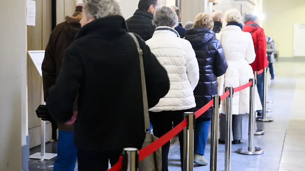 Waehler-stehen-Schlange-fuer-die-Bundestagswahl-2025-in-der-Briefwahlstelle-im-Neuen-Rathaus-Hannover
