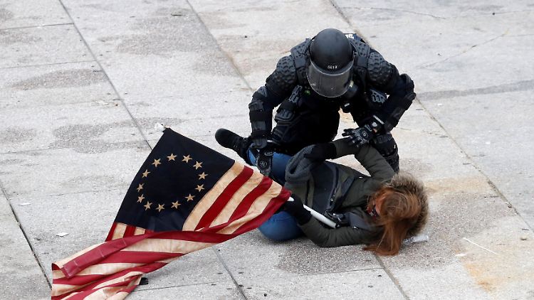 Es dauerte über drei Stunden, bis die anfangs überforderte Polizei mithilfe von Nationalgardisten und dem FBI das Gebäude wieder sichern konnte und die Unruhestifter abzogen.