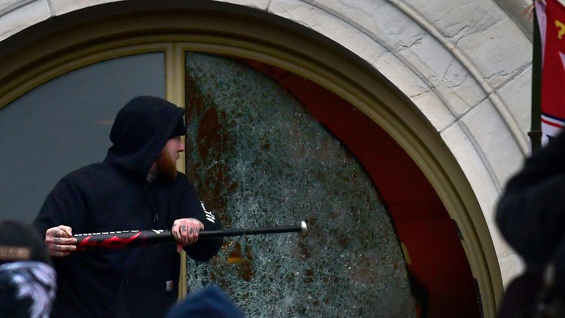 Viele der Protestierenden hatten Baseballschläger und andere Werkzeuge dabei.