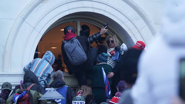 Trump-Anhänger dringen in das Kapitol ein.