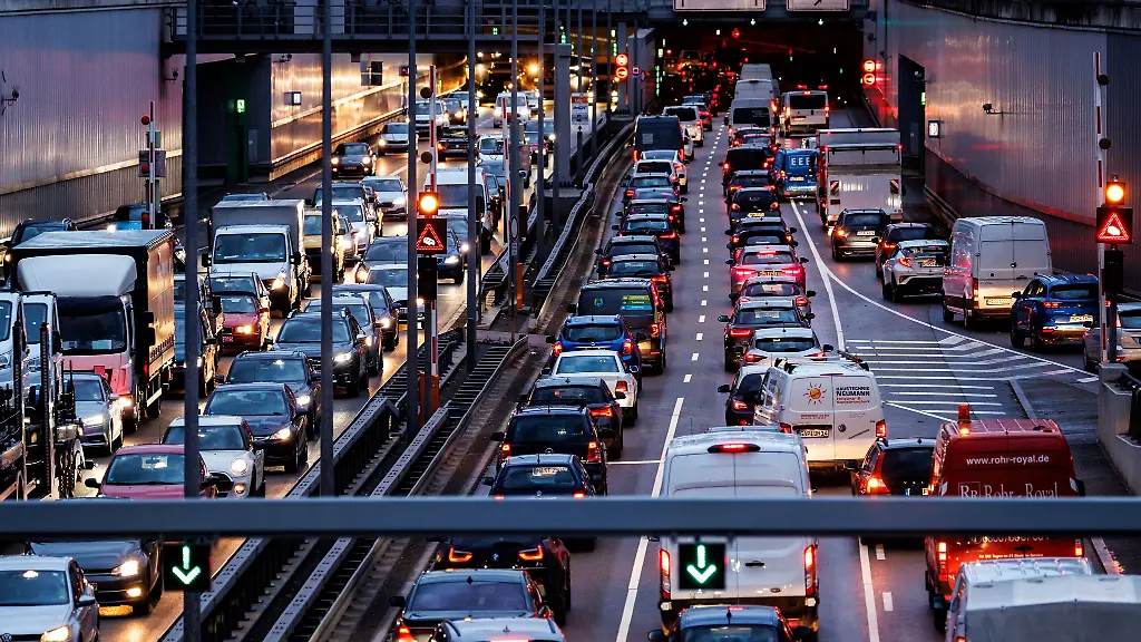 Egal-ob-Stau-oder-widrige-Wetterverhaeltnisse-Beschaeftigte-muessen-dennoch-dafuer-sorgen-puenktlich-bei-der-Arbeit-zu-erscheinen