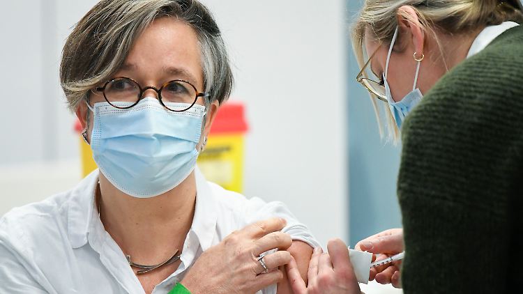 Einer Umfrage zufolge will sich die Hälfte der Pflegekräfte impfen lassen.