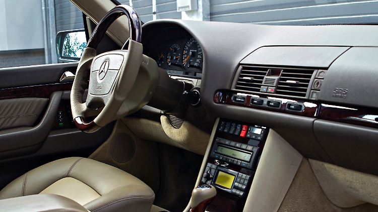 Bereits damals sorgte ein funktionales Kombiinstrument für Mercedes-Flair in der höchsten Luxuskategorie.