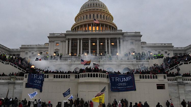 Anhänger des abgewählten US-Präsidenten Donald Trump versammelten sich zunächst vor, später im Kapitol, dem Sitz des US-Kongresses