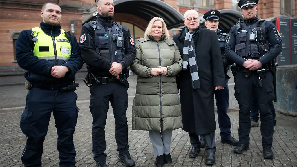 Bundesinnenministerin-Nancy-Faeser-hat-die-Quattro-Streifen-aus-Bremer-Polizei-Bundespolizei-DB-Sicherheit-und-Ordnungsamt-am-Bremer-Hauptbahnhof-als-Erfolgsmodell-bezeichnet