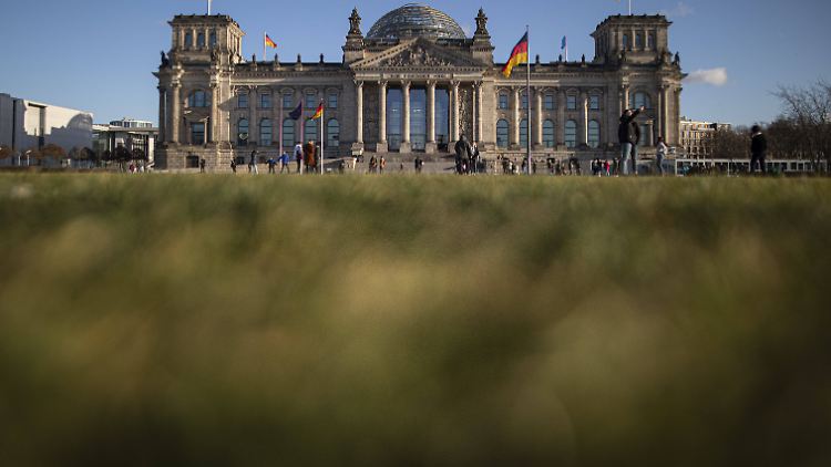 Während Protesten waren Gegner der Corona-Maßnahmen bereits bis auf die Reichstags-Treppe vorgedrungen.