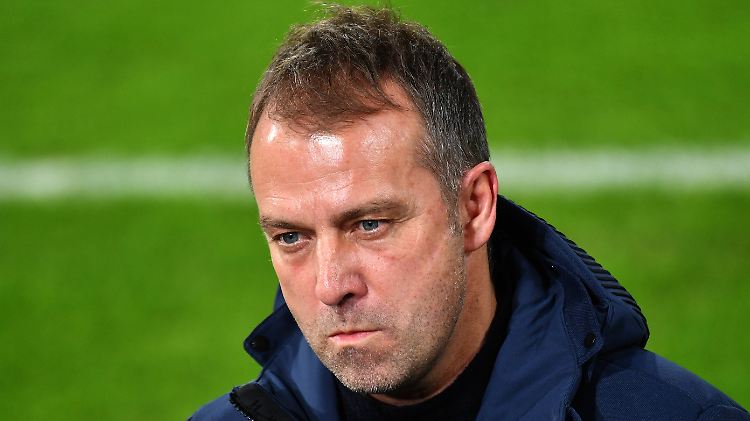 Hansi Flick könnte beim DFB landen. Dafür müsste der Erfolgstrainer des FC Bayern aber erstmal seine Situation beim Rekordmeister klären.