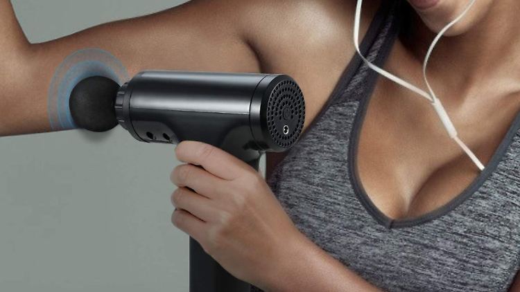 Massagepistolen sollen durch pulsierende Bewegungen die Muskeln lockern.