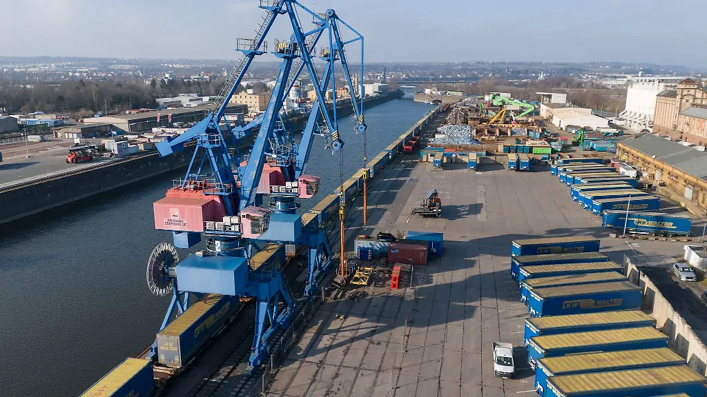 Binnenhaefen-an-der-Elbe-mit-Verlusten