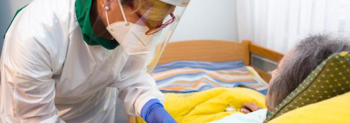 Eine Pflegerin impft die Bewohnerin eines Altersheims gegen Corona. Foto: Luka Dakskobler/SOPA Images via ZUMA Wire/dpa/Archivbild